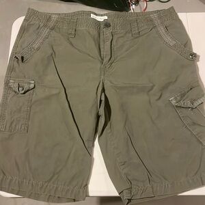Size 38 Green Cargo shorts.